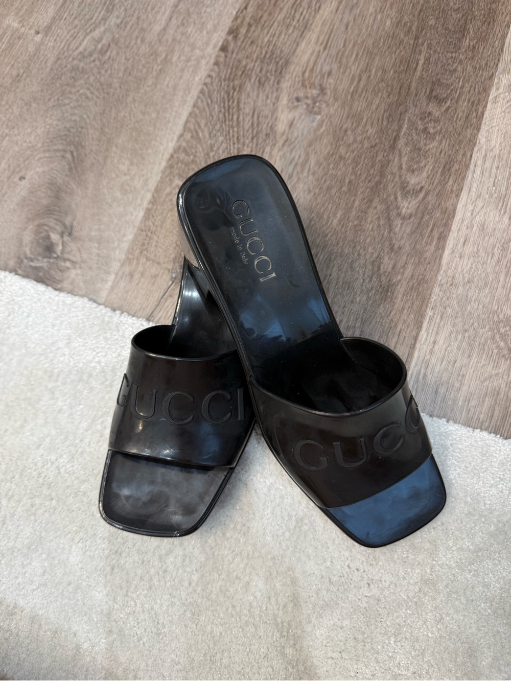 Guccis - Picture 1 of 6